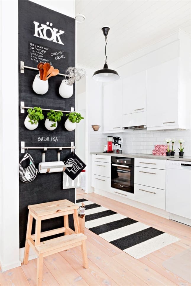 Gestreept vloerkleed voor in de keuken