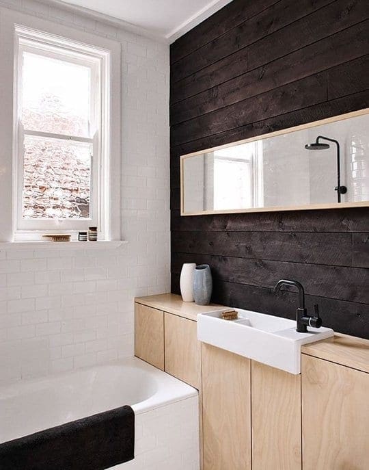 De oplossing voor de kleine badkamer. Super slim wandmeubel boven het bad!