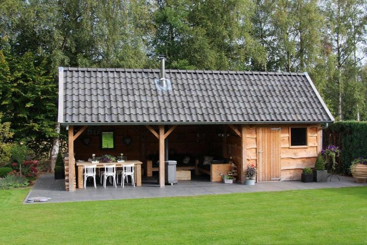Kapschuur met overkapping