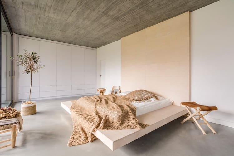 Slaapkamer met wit en beige