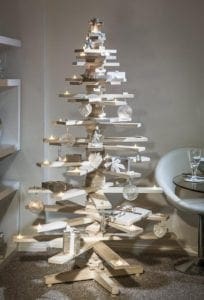 Versierde kerstboom wit van pallethout