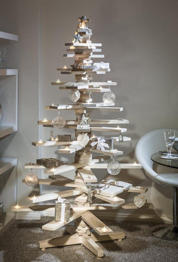 Versierde kerstboom wit van pallethout