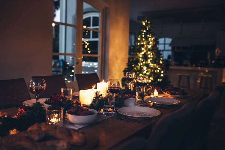 Kerstboom verlicht bij kerstdiner